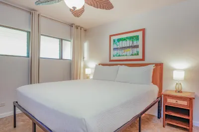 Third-floor condo in town with ocean view, lanai & pool - walk everywhere Hotel in zona Manini'owali Beach (Kua Bay)