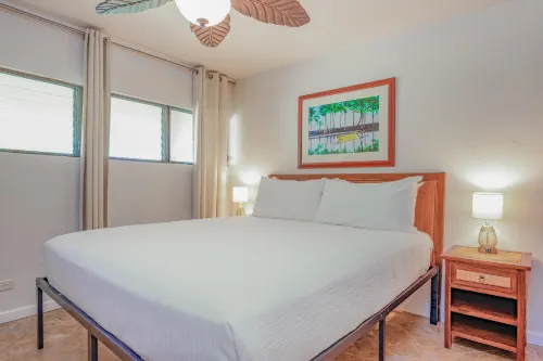 Third-floor condo in town with ocean view, lanai & pool - walk everywhere