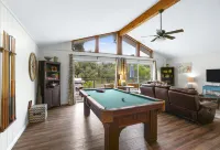Gorgeous Swimming Pool and Creekside Deck - Charming Weekend Escape