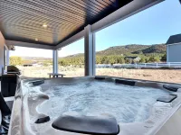 Gourmet Kitchen and Luxurious Hot Tub - Modern Cozy Retreat