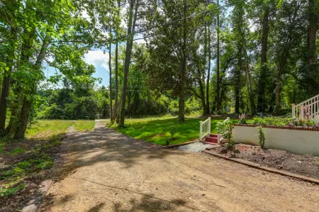 Blue Bungalow |  2BR 1BA | Lexington Отели рядом с достопримечательностью «Golden Hills Golf & Country Club»