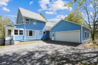 River Road: 3 br, a/c, garage, and river views in lower Village! Hotels near Oxygen