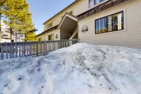 Contemporary lakeview condo with stunning view, WiFi, balcony - close to lake