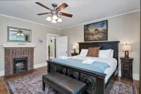 Hot Tub and Fenced Yard for Relaxation - Charming Cottage Retreat Hotel a West Columbia