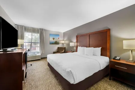 Clarion Pointe Apex - Holly Springs Отели рядом с достопримечательностью «Парк Апекс Коммьюнити»