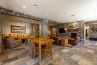 Mountain Views and Cozy Fireplace - Charming Mountain Getaway
