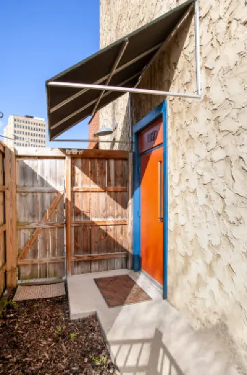 Charming Historic Condo with Covered Patio - Cozy Urban Escape Hotel dekat Ijams Nature Center