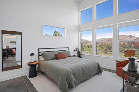 Spectacular Smith Rock Views on Property - Quiet and Modern w/ King Beds