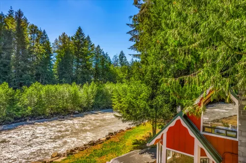 Private Hot Tub and Scenic River Views - Charming Rustic Oasis Hotel a Greenwater