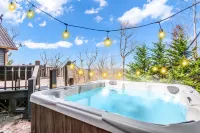 Hot Tub and Breathtaking Mountain Views - Stunning Rustic Retreat Hotels in Fannin County