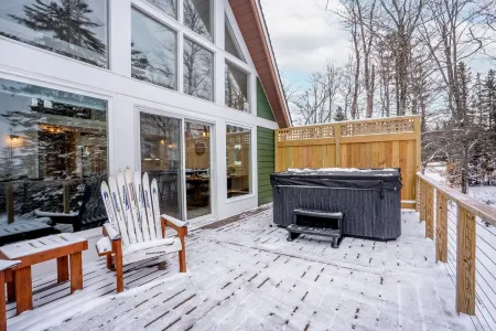 Luxury x Nature: Mountain View, Hot Tub, Game Room