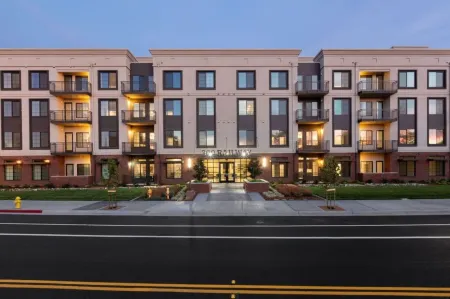 Resort-Style Pool and Rooftop Deck with Skyline Views - Elegant Oasis Отели рядом с достопримечательностью «Лос Гатос Крик Трейл»