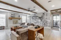 Hot Tub, Gas Fire Pit and Unique Murals - Stunning Oasis