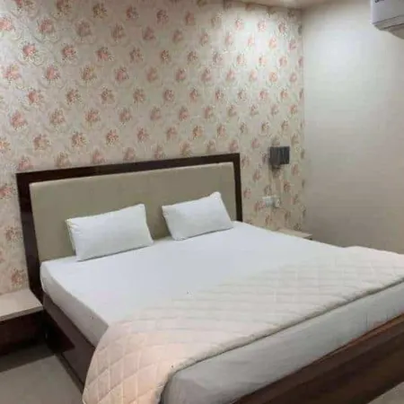 Hotel Crown Resort Отели рядом с достопримечательностью «Железнодорожная станция Сатна»