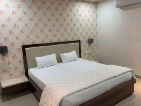 Hotel Crown Resort Hotel dekat Stasiun Kereta Satna