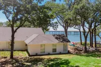 Remodeled Lakefront! Private beach, toys & hot tub
