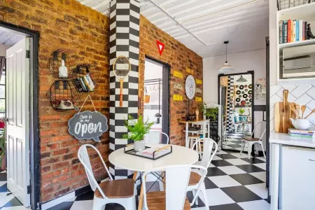 Retro-Vintage New Yorker Apartment in Centurion Отели рядом с достопримечательностью «Twenty Three on Riverside»