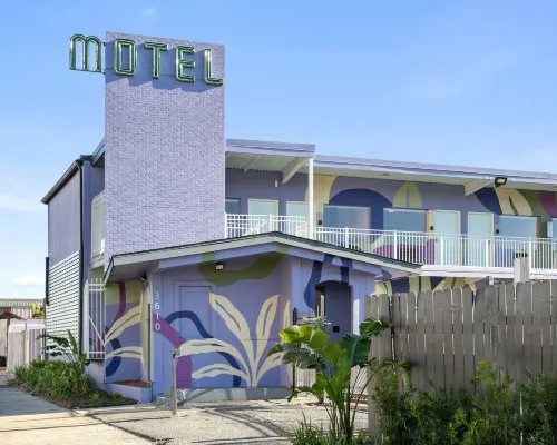 The Iris Motel Hotels near Paraplex