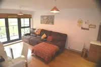 360 Serviced Accommodations - Brentwood 2 Bedroom Executive Apartment with Secure Parking