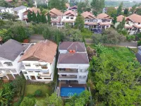 Hikari Hill View Villa 7 Bedrooms with a Private Swimming Pool and Billiard Hotell i Mekarsaluyu