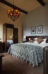 Peckforton Castle Hotels in Пекфортон