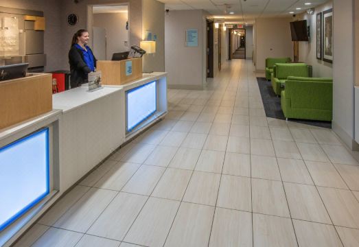 홀리데이 인 익스프레스 호텔 로즈빌 로비