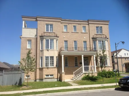 Toronto North Travellers Home Отели рядом с достопримечательностью «Блэк Крик Пайонир Виллидж»