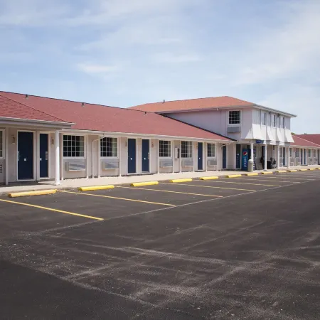 Econo Lodge Inn & Suites South