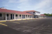 Econo Lodge Inn & Suites South - parking