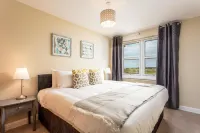 Old Prestwick View - Donnini Apartments - parking