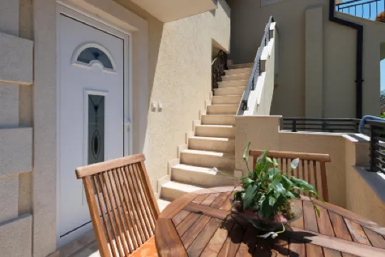 42° North Apartments Отели рядом с достопримечательностью «Церковь Святого Михаила»