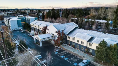 Fairfield Inn & Suites Bend Downtown Отели рядом с достопримечательностью «Парк штата Тамало»