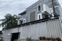 Hotel O Pondok Sahabat Vianty Near SDN Kampung Parang - parking