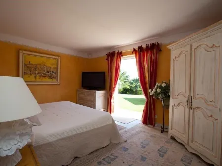 La Tarentane Отели рядом с достопримечательностью «Camping Les Mûres»