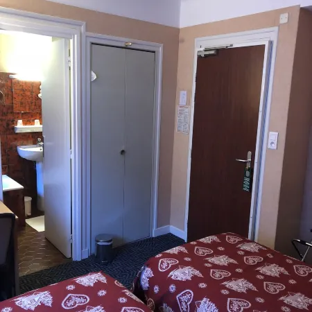 Hôtel le Perce Neige Отели в г. Модан