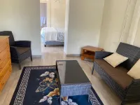 Pristine 1 Bed Cottage in Northern Suburbs - 2222 Hotels in Helensvale