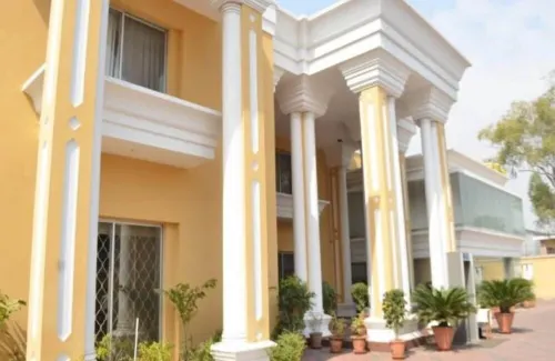 Red Velvet Hotel & Restaurant