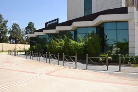 Jardy Hôtel & Suites Отели рядом с достопримечательностью «Abou bakr esseddik Mosque»