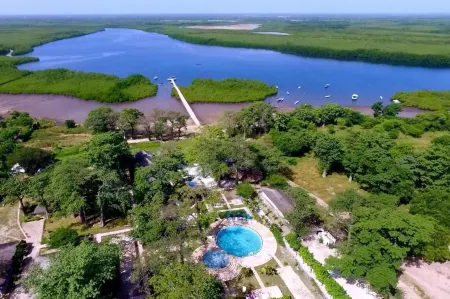 Les Palétuviers Отели в г. Фундиунь