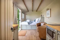Great Ashley Farm Bed and Breakfast & Shepherds Huts Hoteles cerca de Wiltshire Music Centre
