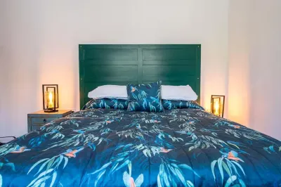Aylesford-house-sleeps 2 & 1 Infant-parking-garden Hotels in 