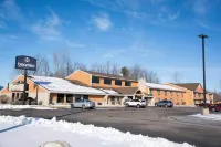 Boarders Inn & Suites by Cobblestone Hotels - Wautoma - parking