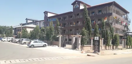 New Town Palace Hotel Отели в г. Гаруа