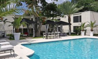 Chic 2Br Near Triangle with King Beds Fast Wifi