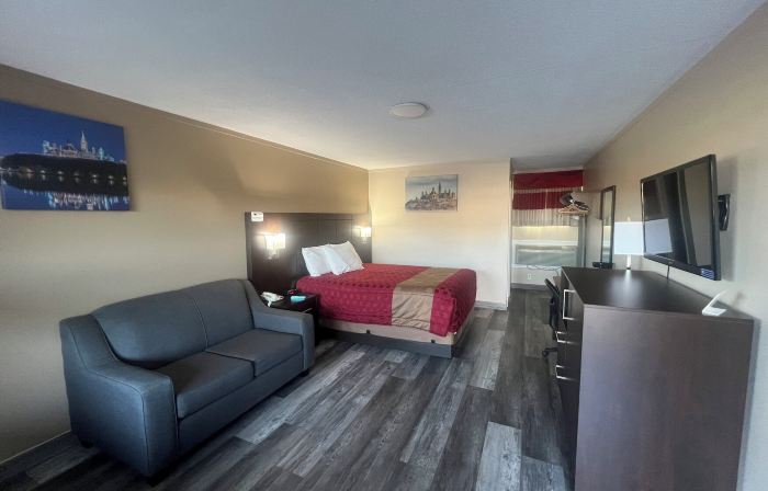 Colonial House Motor Inn