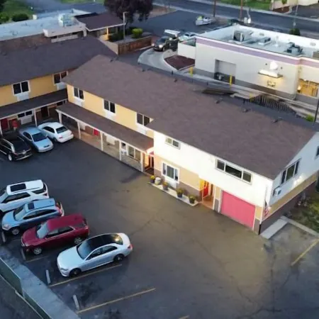 Townhouse Inn & Suites