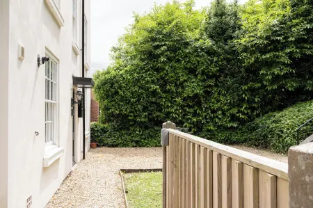 Cosy 1Bd in Malvern with Stunning Views!