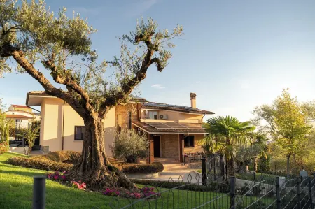 Villa del Sole Inn Отели рядом с достопримечательностью «Villa De Capoa»