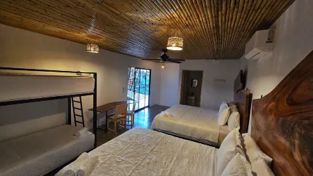 Bonding Coffee Roaster Café & Hotel Отели в г. Кепос