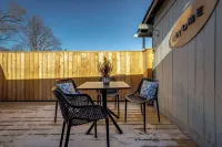 Casa Queen - Leslieville Suite w LRG Patio Các khách sạn gần Greenvale Park